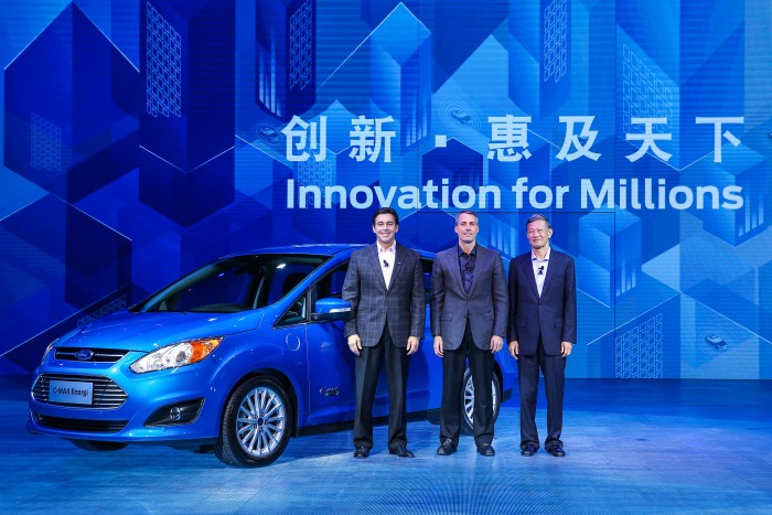 马克•菲尔兹、罗礼祥和刘曰海先生在2015福特汽车创新大会上与福特C-MAX Energi插电式混合动力车型合影