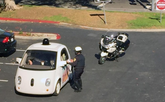 谷歌无人驾驶车被警察叫停