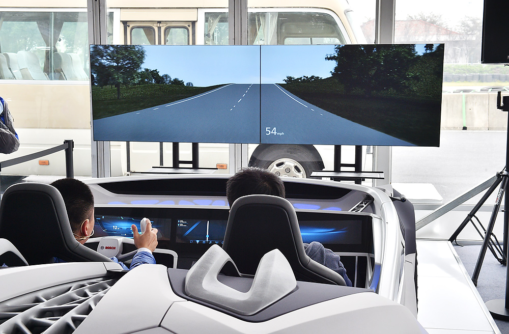 04_用电子显示屏替代仪表盘和中央控制台，且屏幕上的显示内容能够根据汽车周围的环境发生实时变化