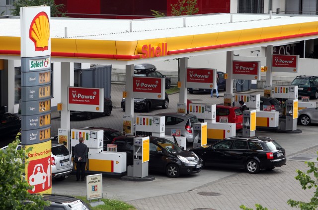 shell-fuel-station-in-europe_100590975_m