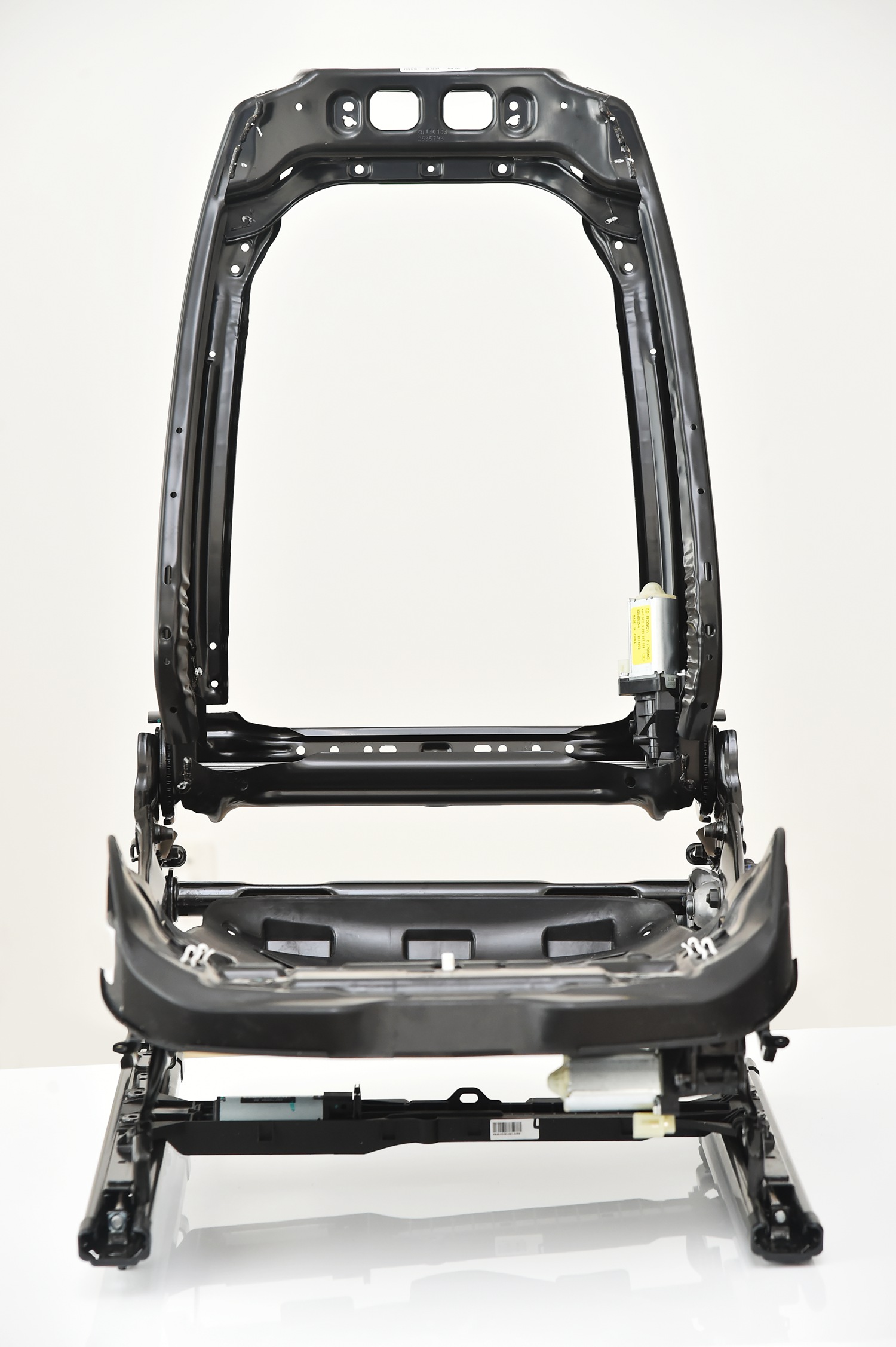 3. 全新座椅骨架使用大量高强度钢及大面积玻璃纤维-1
