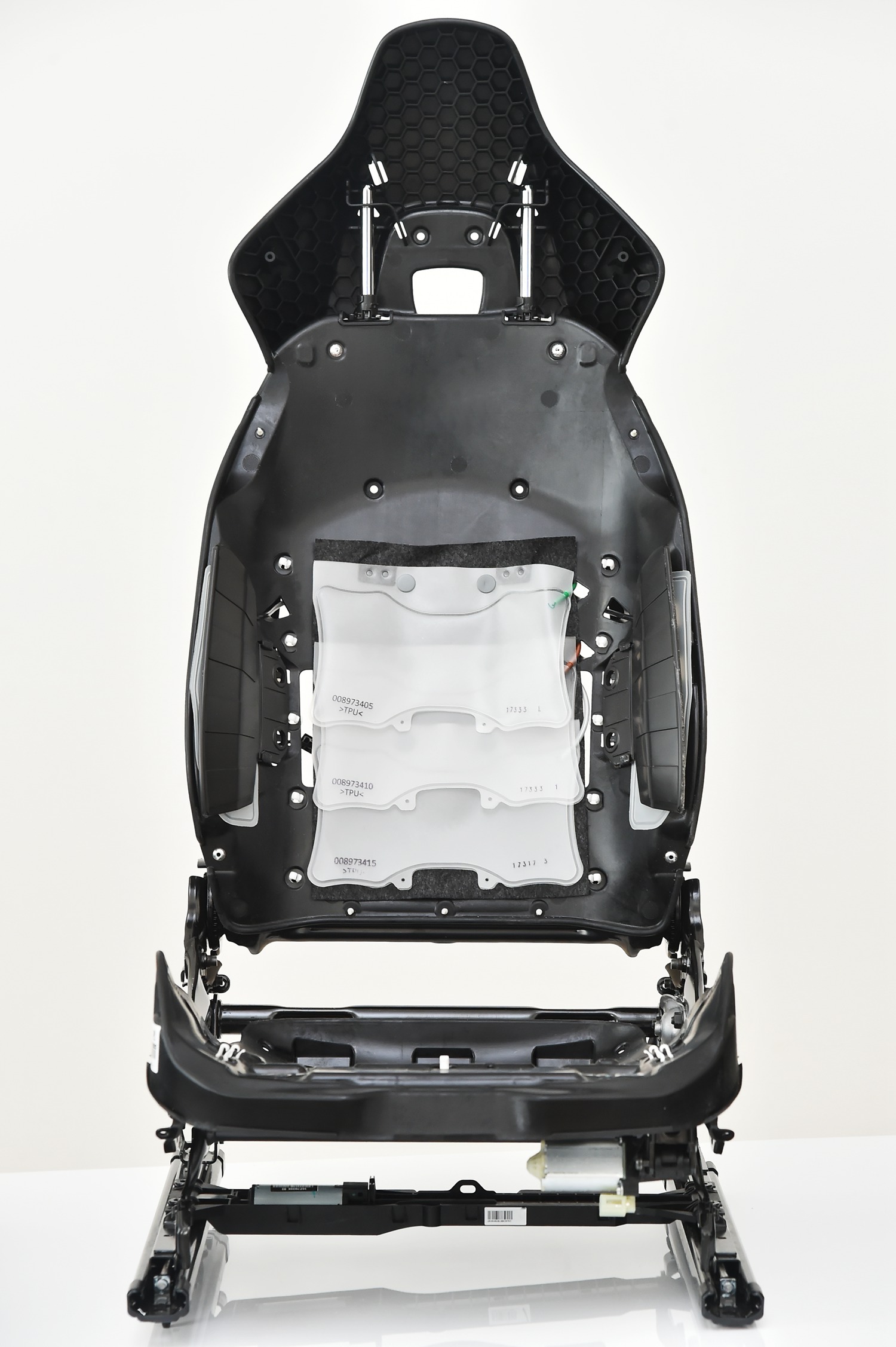 4. 全新座椅骨架使用大量高强度钢及大面积玻璃纤维-2